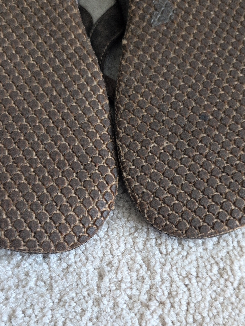 OluKai Women's Brown Paniolo Premium Leather Embossed Thong Sandals Size 8 - Picture 7 of 7